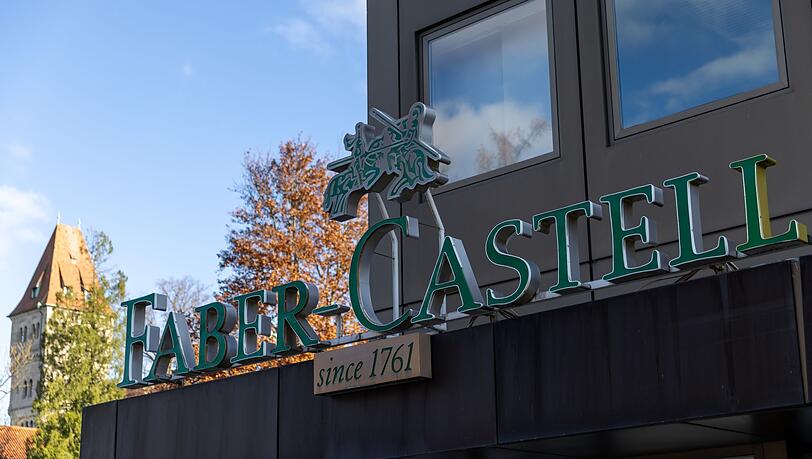 Der Logo-Schriftzug des Schreibwaren-Herstellers Faber-Castell steht am Firmensitz.