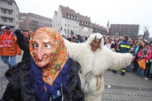 Trubel in der Innenstadt: Die Berchtengruppe des Narrenclubs Nürnberg mit den traditionellen Masken war ein Höhepunkt des Gaudi-Wurms. Ziemlich schnell bewegten sich die Wägen und Gruppen durch die Reihen der grad mal 50.000 Zuschauer.
