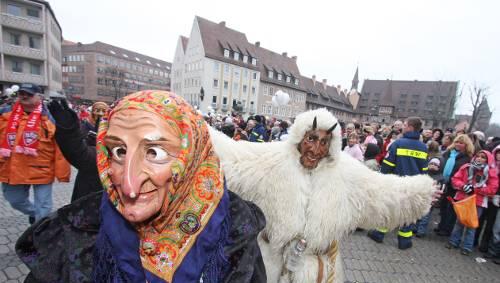 Trubel in der Innenstadt: Die Berchtengruppe des Narrenclubs Nürnberg mit den traditionellen Masken war ein Höhepunkt des Gaudi-Wurms. Ziemlich schnell bewegten sich die Wägen und Gruppen durch die Reihen der grad mal 50.000 Zuschauer. Trubel in der Innenstadt: Die Berchtengruppe des Narrenclubs Nürnberg mit den traditionellen Masken war ein Höhepunkt des Gaudi-Wurms. Ziemlich schnell bewegten sich die Wägen und Gruppen durch die Reihen der grad mal 50.000 Zuschauer.