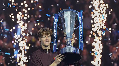Sinner holt die Trophäe bei den ATP Finals.