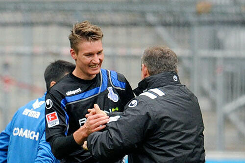 Kein euphorischer Jubel: Manuel Schäffler mit Duisburg-Trainer  Milan Sasic (r).