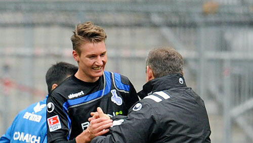 Kein euphorischer Jubel: Manuel Schäffler mit Duisburg-Trainer Milan Sasic (r). Kein euphorischer Jubel: Manuel Schäffler mit Duisburg-Trainer Milan Sasic (r).
