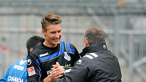 Kein euphorischer Jubel: Manuel Schäffler mit Duisburg-Trainer  Milan Sasic (r).