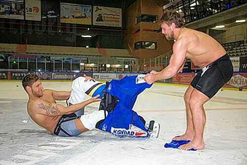 Fesche Burschen: Die EHC-Asse Kevin Lavallee (l.) und Martin Schymainski