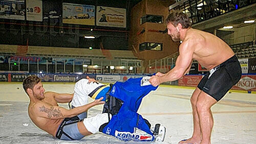 Fesche Burschen: Die EHC-Asse Kevin Lavallee (l.) und Martin Schymainski Fesche Burschen: Die EHC-Asse Kevin Lavallee (l.) und Martin Schymainski