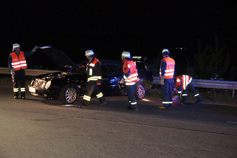 Ein Autofahrer nahm einem anderen bei der Einfahrt auf die Straße die Vorfahrt. Bei dem Unfall wurde eine Person leich verletzt.