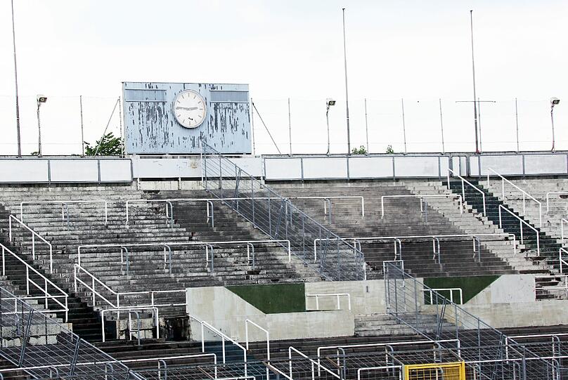 Allmählich nimmt das renovierte Grünwalder Stadion Konturen an: Nun sind die grauen Sitzschalen auf der Haupttribüne installiert worden. Die Bilder!