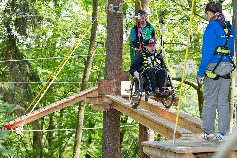 Die größte Herausforderung: Johannes Waltinger fährt in seinem Rollstuhl über die "Brücke".