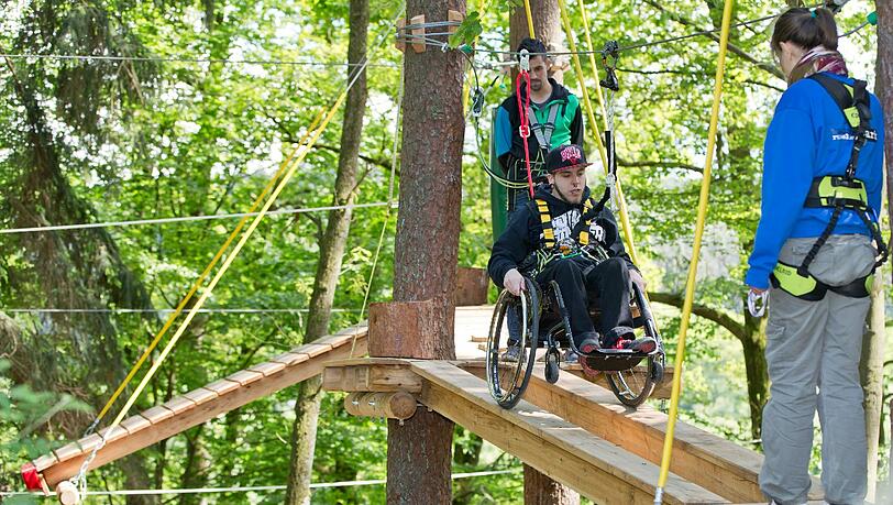 Die größte Herausforderung: Johannes Waltinger fährt in seinem Rollstuhl über die "Brücke".