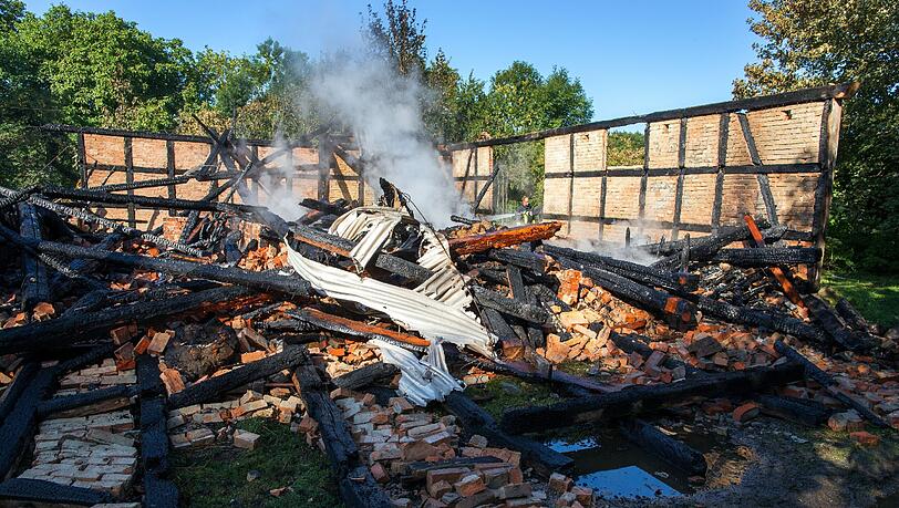In den Resten der abgebrannten Scheune in Jamel haben Ermittler Spuren von Brandbeschleuniger gefunden Foto: Jens Büttner In den Resten der abgebrannten Scheune in Jamel haben Ermittler Spuren von Brandbeschleuniger gefunden Foto: Jens Büttner