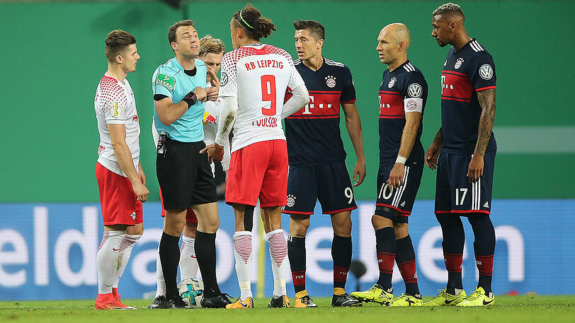 Schiedsrichter Felix Zwayer leitete auch das DFB-Pokalspiel der zweiten Runde zwischen RB Leipzig und dem FC Bayern. Die Münchner gewannen in der hitzigen Partie mit 5:4 im Elfmeterschießen.