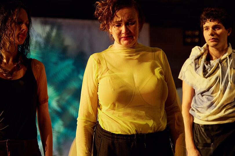 Julia Riedler, Annette Paulmann und Benjamin Radjaipour performen "Faust".