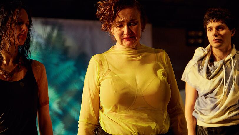 Julia Riedler, Annette Paulmann und Benjamin Radjaipour performen "Faust". Julia Riedler, Annette Paulmann und Benjamin Radjaipour performen "Faust".