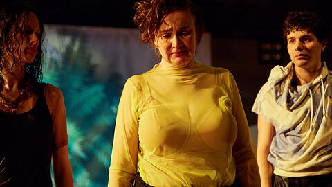 Julia Riedler, Annette Paulmann und Benjamin Radjaipour performen "Faust".