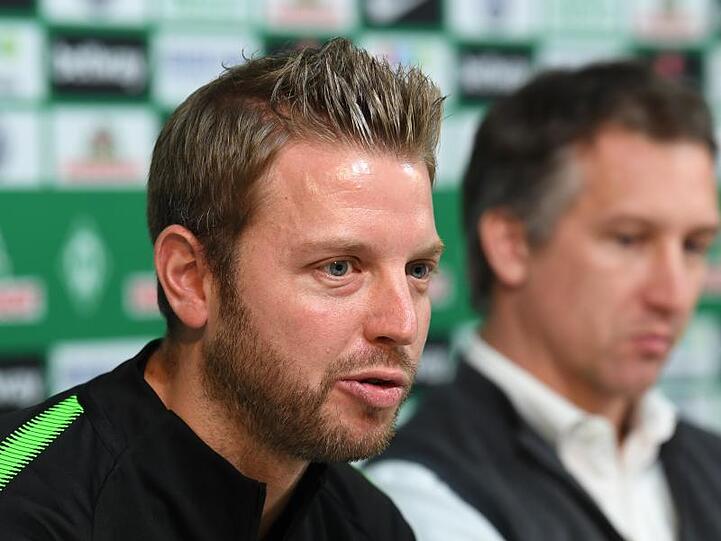 Trainer Florian Kohfeldt (l) könnte mit Werder die Champions-League-Plätze angreifen.