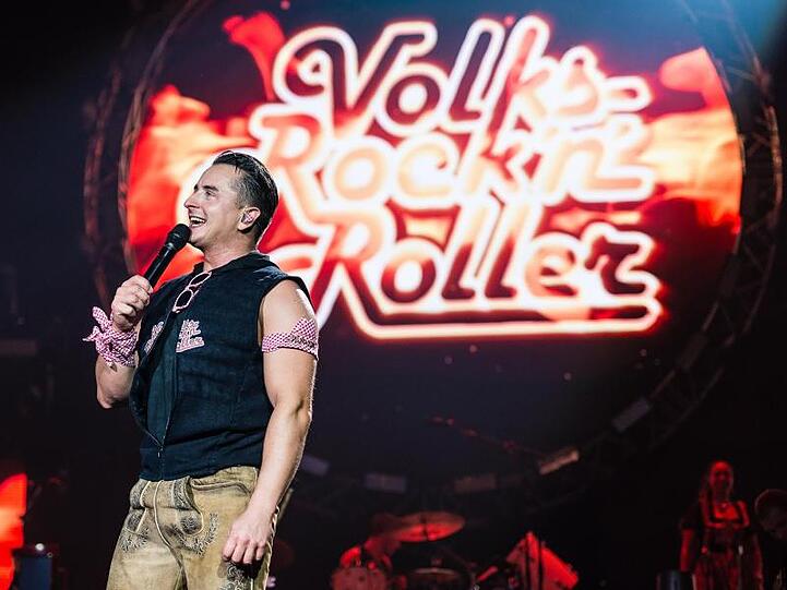 Andreas Gabalier spricht während einer Tour auf der Bühne. Foto: Expa/Stefan Adelsberger/APA/Archiv
