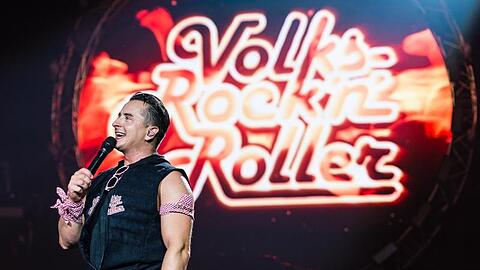 Andreas Gabalier spricht während einer Tour auf der Bühne. Foto: Expa/Stefan Adelsberger/APA/Archiv