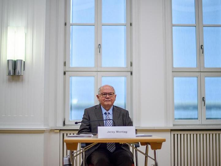 Der Sonderberater Jerzy Montag (Bündnis 90/Die Grünen) des Landtagsausschuss für Recht, Verfassung und Gleichstellung bei der Vorstellung des Abschlussberichts im Fall Oury Jalloh.