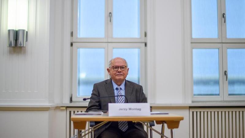Der Sonderberater Jerzy Montag (Bündnis 90/Die Grünen) des Landtagsausschuss für Recht, Verfassung und Gleichstellung bei der Vorstellung des Abschlussberichts im Fall Oury Jalloh. Der Sonderberater Jerzy Montag (Bündnis 90/Die Grünen) des Landtagsausschuss für Recht, Verfassung und Gleichstellung bei der Vorstellung des Abschlussberichts im Fall Oury Jalloh.