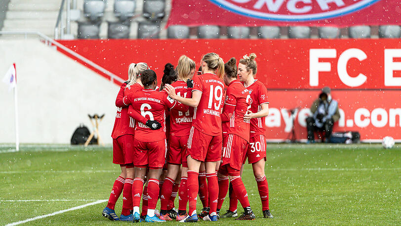 Jubel nach dem 1:0-Führungstreffer durch Lina Magull per Strafstoß.