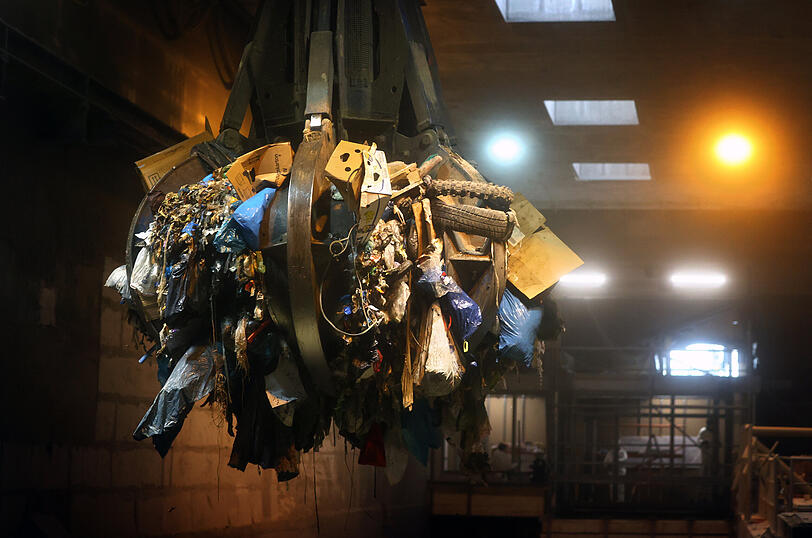 Der Greifarm eines Krans befördert in der Müllverbrennungsanlage Kokain zusammen mit Restmüll in die Brennkammer der Anlage.