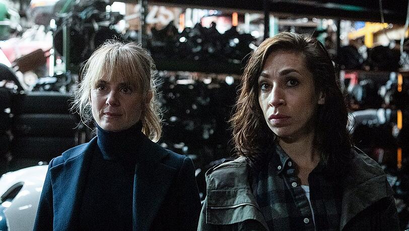 Tessa Ott (Carol Schuler, r.) und Isabelle Grandjean (Anna Pieri Zuercher) müssen im "Tatort: Schattenkinder" einen mysteriösen Mord aufklären. Tessa Ott (Carol Schuler, r.) und Isabelle Grandjean (Anna Pieri Zuercher) müssen im "Tatort: Schattenkinder" einen mysteriösen Mord aufklären.