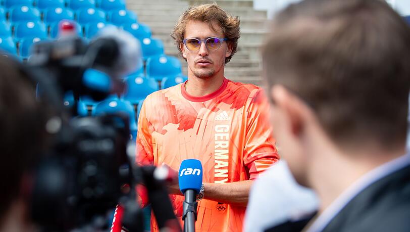 Alexander Zverev spricht im Rahmen der ATP-Tour in München bei einer Pressekonferenz.