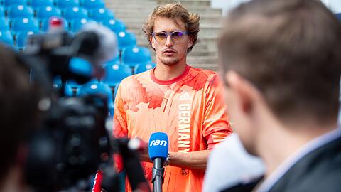 Alexander Zverev spricht im Rahmen der ATP-Tour in München bei einer Pressekonferenz.