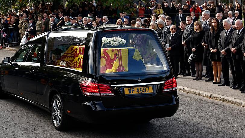 Der Sarg von Queen Elizabeth II. - gehüllt in der Royal-Standard-Flagge von Schottland und mit einem Blumenkranz verziert.
