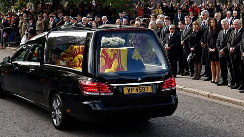Der Sarg von Queen Elizabeth II. - gehüllt in der Royal-Standard-Flagge von Schottland und mit einem Blumenkranz verziert.