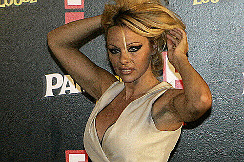 Verdrehte Welt: Pamela Anderson als Wiesn-Gast? Gabi Weishäupl (l.) verbietet es nicht (ganz) und wirft den Rettungsanker.