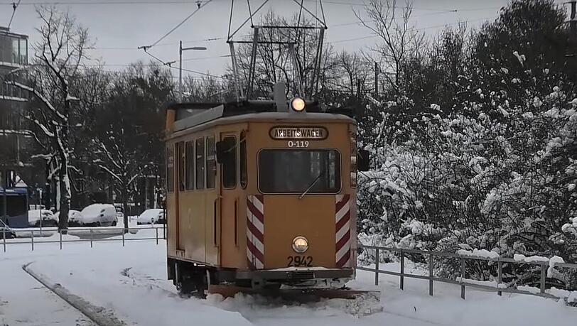 Dieser Oldtimer befreit aktuell die Trambahn-Gleise von Schnee und Eis: Der Fahrdrahtkontrollwagen, gebaut 1926 und oft modifiziert, bei einem Einsatz am 26. Januar 2021.