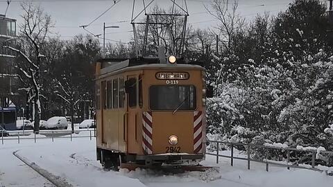 Dieser Oldtimer befreit aktuell die Trambahn-Gleise von Schnee und Eis: Der Fahrdrahtkontrollwagen, gebaut 1926 und oft modifiziert, bei einem Einsatz am 26. Januar 2021.