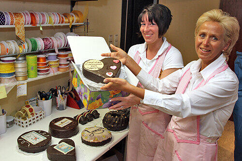 Gebacken werden die Kuchen in der Konditorei Philipp: Viola Fiebig (li.) und Chefin Ute Philipp beim Verpacken der Köstlichkeiten.