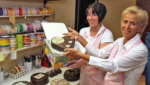 Gebacken werden die Kuchen in der Konditorei Philipp: Viola Fiebig (li.) und Chefin Ute Philipp beim Verpacken der Köstlichkeiten. Gebacken werden die Kuchen in der Konditorei Philipp: Viola Fiebig (li.) und Chefin Ute Philipp beim Verpacken der Köstlichkeiten.