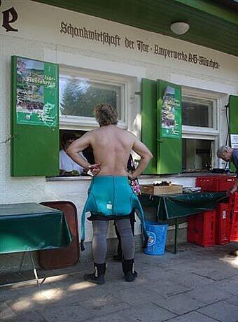 "Schütze deinen Leib solange er warm ist." (Foto der Ausstellung "Ansichten - Hansi Kraus-Fotografien zu Zitaten von Karl Valentin", die bis zum 2.6.2009 im Valentin-Karlstadt-Musäum zu sehen war.)