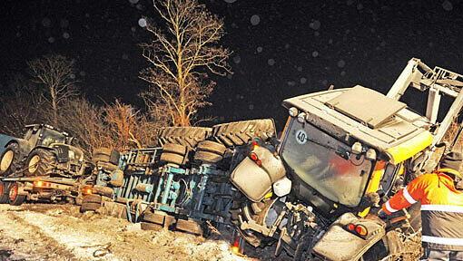 Eine Autofahrerin hat auf der A92 einen Schwertransporter gerammt, der drei Traktoren transportierte. Das Hängergespann geriet daraufhin außer Kontrolle kam und nach rechts von der Autobahn ab. Eine Autofahrerin hat auf der A92 einen Schwertransporter gerammt, der drei Traktoren transportierte. Das Hängergespann geriet daraufhin außer Kontrolle kam und nach rechts von der Autobahn ab.