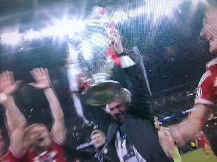 Jupp Heynckes hält den Henkelpott in die Höhe! Da ist das Ding