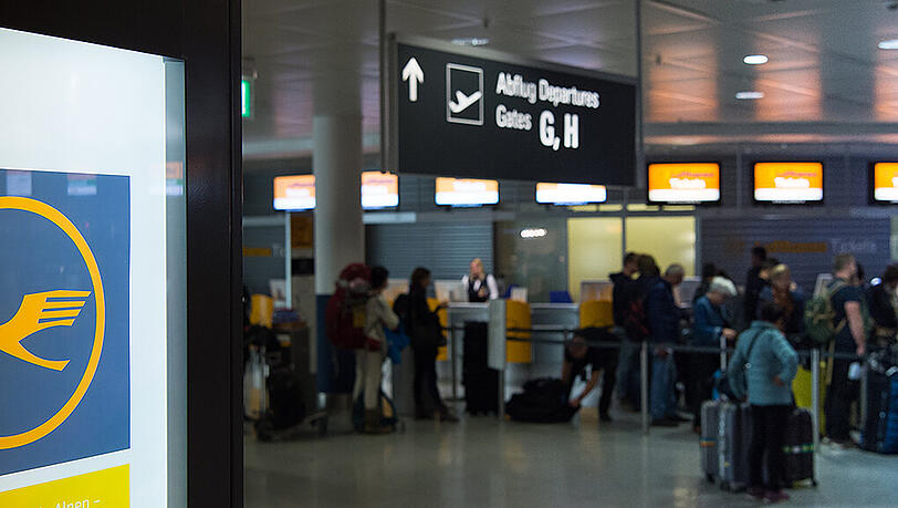 Fluggäste stehen am Montagmorgen am Münchner Flughafen am Lufthansa-Schalter. Fluggäste stehen am Montagmorgen am Münchner Flughafen am Lufthansa-Schalter.