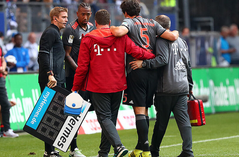 Mats Hummels humpelt im Spiel des FC Bayern München beim Hamburger SV vom Platz, Jerome Boateng kommt.