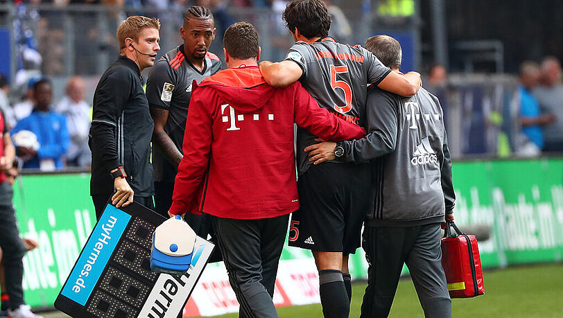 Mats Hummels humpelt im Spiel des FC Bayern München beim Hamburger SV vom Platz, Jerome Boateng kommt. Mats Hummels humpelt im Spiel des FC Bayern München beim Hamburger SV vom Platz, Jerome Boateng kommt.