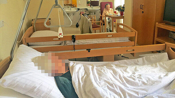 Anneliese K. hinten rechts am Tisch in ihrem Pflegeheim-Zimmer. Von den Dingen, die ihr vertraut sind, hat hier so gut wie nichts Platz.