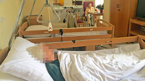 Anneliese K. hinten rechts am Tisch in ihrem Pflegeheim-Zimmer. Von den Dingen, die ihr vertraut sind, hat hier so gut wie nichts Platz. Anneliese K. hinten rechts am Tisch in ihrem Pflegeheim-Zimmer. Von den Dingen, die ihr vertraut sind, hat hier so gut wie nichts Platz.
