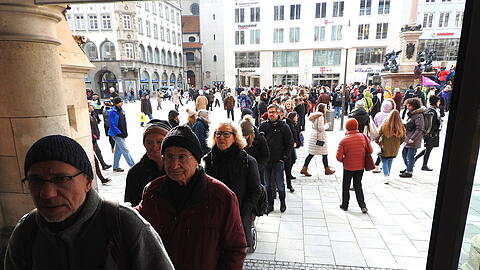 Die Schlange fürs Volksbegehren reichte auch am Freitag über den gesamten Marienplatz &ndash; die Unterstützung ist weiter groß.