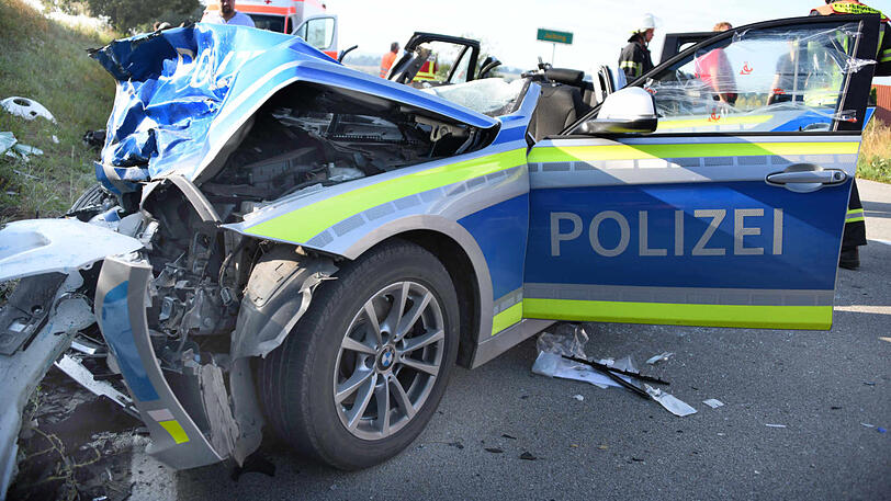 Trümmerfeld auf der B15: Die beiden Fahrzeuge haben einen Totalschaden.