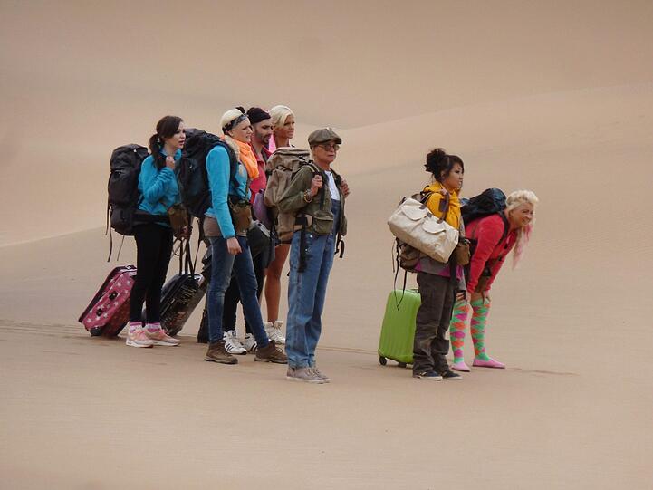 Die Wild Girls schwer bepackt in einer 2000 Quadratkilometer Trockenwüste in Namibia.