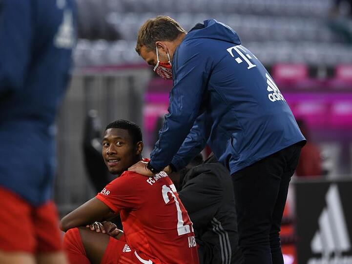 Bayern-Trainer Hansi Flick (r) und David Alaba nach dem Spiel.
