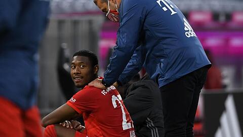 Bayern-Trainer Hansi Flick (r) und David Alaba nach dem Spiel.