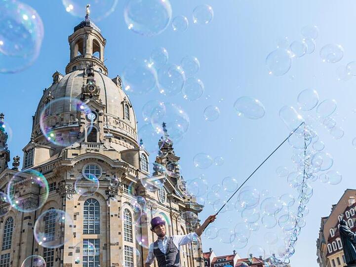 Strahlend blauer Himmel vor der Dresdner Frauenkirche.
