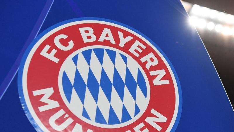Das Logo des FC Bayern München ist zu sehen.